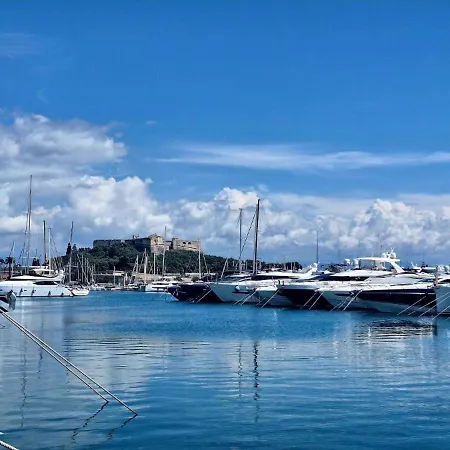 Escapade Antiboise Sur Le Port Úszó hotel *